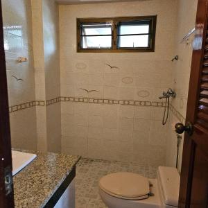 Ban Tha KupにあるWooden house and birdsong2のトイレと洗面台付きのバスルーム