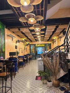 Kỳ VĩTrang An Cuisine & Homestay的一间带桌椅的餐厅,以及楼梯