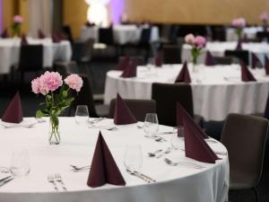 A restaurant or other place to eat at Mercure Debrecen