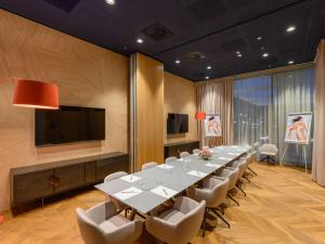 A television and/or entertainment centre at Mercure Debrecen