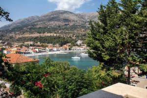 Una vista de un puerto con barcos en el agua. en Greka Ioanian Maisonette - Pool & Seaview Bliss, en Agia Efimia