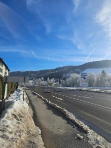 una strada vuota con neve sul lato della strada di Make Apartment a Spital am Semmering Altre 5 foto