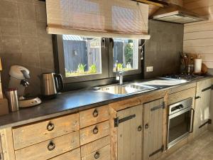 Dapur atau dapur kecil di Chalet peter
