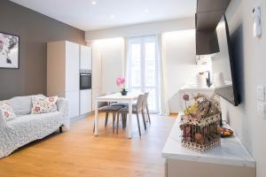 a kitchen and living room with a couch and a table at Vicino al mare Centro, AC con ascensore in Civitanova Marche