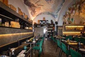 a dining room with tables and green chairs at Vicino al mare Centro, AC con ascensore in Civitanova Marche