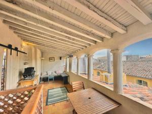 Μια τηλεόραση ή/και κέντρο ψυχαγωγίας στο Toits Vieil Aix - Appartement de charme avec terrasse d'exception centre ville historique proche Cardeurs Et Mairie