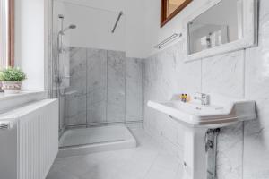 オラデアにあるCasa Bella (entire villa)の洗面台とシャワー付きの白いバスルーム +35枚の写真