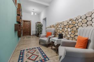 オラデアにあるCasa Bella (entire villa)の椅子と大きな丸太の壁があるリビングルーム