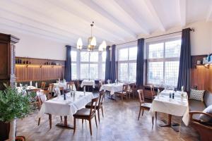 Reštaurácia alebo iné gastronomické zariadenie v ubytovaní Hotel Eifelbräu