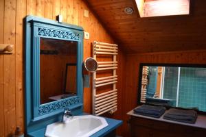 Et badeværelse på Lovely Duplex Coeur de ville centre historique Annecy by ImmoConciergerie + 19 billeder