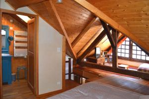 En eller flere senge i et værelse på Lovely Duplex Coeur de ville centre historique Annecy by ImmoConciergerie