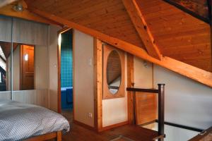 En eller flere senge i et værelse på Lovely Duplex Coeur de ville centre historique Annecy by ImmoConciergerie