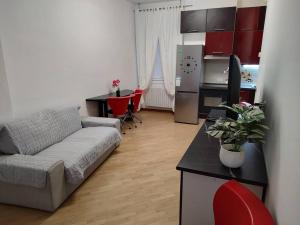 ein Wohnzimmer mit Couch und Küche in der Unterkunft Appartamento 2 camere 1 bagno in Voghera + 8 Fotos