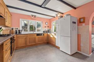 Kuchyň nebo kuchyňský kout v ubytování Hill Cottage - Spectacular Sea Views Parking