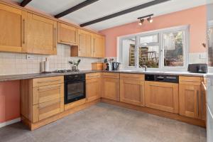 Kuchyň nebo kuchyňský kout v ubytování Hill Cottage - Spectacular Sea Views Parking + 29 fotografií