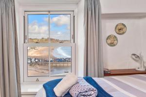 Postel nebo postele na pokoji v ubytování Hill Cottage - Spectacular Sea Views Parking