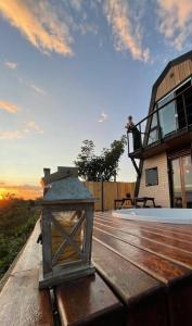 une lanterne posée sur le pont d'une maison dans l'établissement Cabana Vila Suíça, à Pedro II 8 autres photos