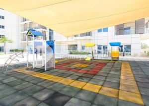 阿布扎比Bloomfields Cozy Stu with Balcony Leonardo的建筑物前的游乐场