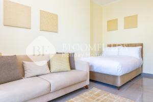 Bloomfields Cozy Stu with Balcony Leonardo客房内的一张或多张床位
