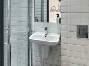 Koupelna v ubytování easyHotel Victoria