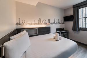 Postel nebo postele na pokoji v ubytování easyHotel Victoria