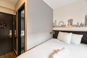 Postel nebo postele na pokoji v ubytování easyHotel Victoria