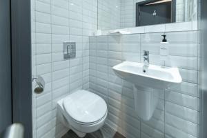 Koupelna v ubytování easyHotel Victoria