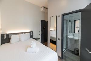Postel nebo postele na pokoji v ubytování easyHotel Victoria