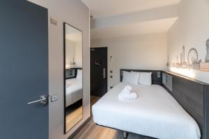 Postel nebo postele na pokoji v ubytování easyHotel Victoria
