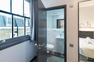 Koupelna v ubytování easyHotel Victoria