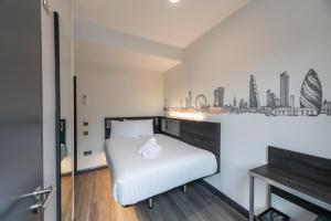 Postel nebo postele na pokoji v ubytování easyHotel Victoria