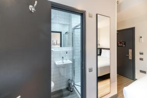 Koupelna v ubytování easyHotel Victoria