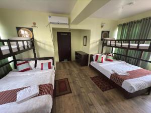 Ένα ή περισσότερα κρεβάτια σε δωμάτιο στο Hotel Arhant Inn