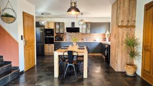 Kuchyň nebo kuchyňský kout v ubytování Maison au calme avec piscine, terrasse, BBQ