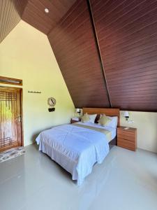 Postel nebo postele na pokoji v ubytování Lombok Hidden Villa