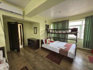 Ένα ή περισσότερα κρεβάτια σε δωμάτιο στο Hotel Arhant Inn