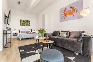 ein Wohnzimmer mit Couch und Tisch in der Unterkunft LINDENLOFT - Modernes Apartment am Lindenbogen in Oldenburg