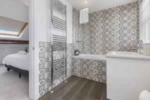 Ένα μπάνιο στο Stunning terraced house next to York Racecourse +33 φωτογραφίες