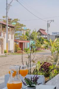 deux verres de jus d'orange assis sur une table dans l'établissement Apartamentos el mochilero Rural la Boquilla, à Carthagène des Indes
