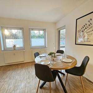 a dining room with a table and chairs at Urban Suites HBN in Heilbronn