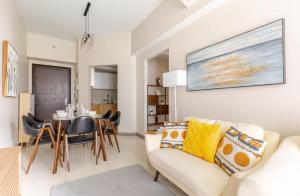 Posezení v ubytování BGC Taguig Uptown 3BR corner unit with pool view, bath tub, wifi, parking, beside Landers BGC