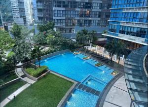 Bazén v ubytování BGC Taguig Uptown 3BR corner unit with pool view, bath tub, wifi, parking, beside Landers BGC nebo v jeho okolí