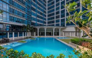 Bazén v ubytování BGC Taguig Uptown 3BR corner unit with pool view, bath tub, wifi, parking, beside Landers BGC nebo v jeho okolí
