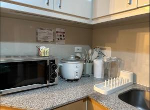 Kuchyň nebo kuchyňský kout v ubytování BGC Taguig Uptown 3BR corner unit with pool view, bath tub, wifi, parking, beside Landers BGC