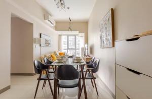 Fotografie z fotogalerie ubytování BGC Taguig Uptown 3BR corner unit with pool view, bath tub, wifi, parking, beside Landers BGC v destinaci Manila