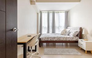 Postel nebo postele na pokoji v ubytování BGC Taguig Uptown 3BR corner unit with pool view, bath tub, wifi, parking, beside Landers BGC