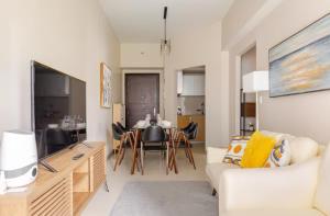 TV a/nebo společenská místnost v ubytování BGC Taguig Uptown 3BR corner unit with pool view, bath tub, wifi, parking, beside Landers BGC