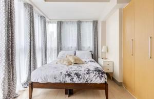 Postel nebo postele na pokoji v ubytování BGC Taguig Uptown 3BR corner unit with pool view, bath tub, wifi, parking, beside Landers BGC + 25 fotografií