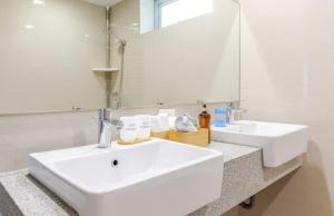 Koupelna v ubytování BGC Taguig Uptown 3BR corner unit with pool view, bath tub, wifi, parking, beside Landers BGC
