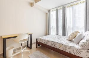 Postel nebo postele na pokoji v ubytování BGC Taguig Uptown 3BR corner unit with pool view, bath tub, wifi, parking, beside Landers BGC